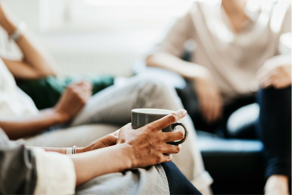 Überstunden, knappe Deadlines und hohe emotionale Belastung gehören zum Alltag vieler Arbeitnehmer. Ein effektives Stressmanagement ist dabei unverzichtbar, um die physische und psychische Gesundheit zu wahren und die negativen Folgen von Stress zu minimieren. Es trägt nicht nur zur Steigerung der Leistungsfähigkeit, Produktivität und Zufriedenheit bei, sondern reduziert auch das Risiko von stressbedingten Erkrankungen. Davon profitieren sowohl Arbeitnehmer als auch Arbeitgeber. Effektives Stressmanagement unterstützt die Entwicklung gesunder Bewältigungsstrategien, berücksichtigt individuelle Bedürfnisse und Ressourcen und fördert den Aufbau von Resilienz, um besser mit Stressoren umgehen zu können. Der optimale Zeitpunkt für ein Stressmanagement-Training ist möglichst früh als präventive Maßnahme – denn es ist nie zu früh!
