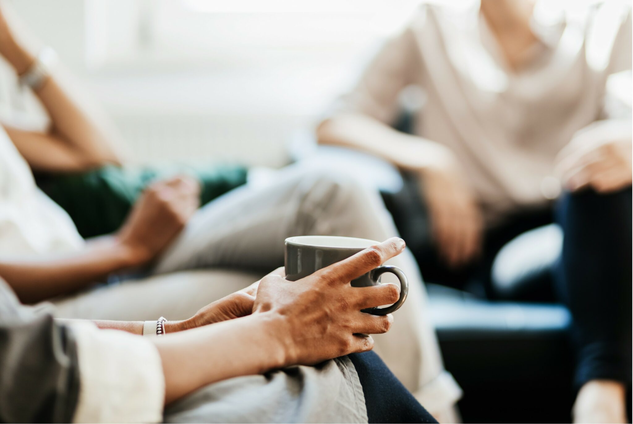 Überstunden, knappe Deadlines und hohe emotionale Belastung gehören zum Alltag vieler Arbeitnehmer. Ein effektives Stressmanagement ist dabei unverzichtbar, um die physische und psychische Gesundheit zu wahren und die negativen Folgen von Stress zu minimieren. Es trägt nicht nur zur Steigerung der Leistungsfähigkeit, Produktivität und Zufriedenheit bei, sondern reduziert auch das Risiko von stressbedingten Erkrankungen. Davon profitieren sowohl Arbeitnehmer als auch Arbeitgeber. Effektives Stressmanagement unterstützt die Entwicklung gesunder Bewältigungsstrategien, berücksichtigt individuelle Bedürfnisse und Ressourcen und fördert den Aufbau von Resilienz, um besser mit Stressoren umgehen zu können. Der optimale Zeitpunkt für ein Stressmanagement-Training ist möglichst früh als präventive Maßnahme – denn es ist nie zu früh!