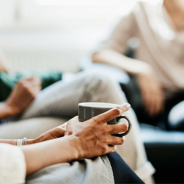 Überstunden, knappe Deadlines und hohe emotionale Belastung gehören zum Alltag vieler Arbeitnehmer. Ein effektives Stressmanagement ist dabei unverzichtbar, um die physische und psychische Gesundheit zu wahren und die negativen Folgen von Stress zu minimieren. Es trägt nicht nur zur Steigerung der Leistungsfähigkeit, Produktivität und Zufriedenheit bei, sondern reduziert auch das Risiko von stressbedingten Erkrankungen. Davon profitieren sowohl Arbeitnehmer als auch Arbeitgeber. Effektives Stressmanagement unterstützt die Entwicklung gesunder Bewältigungsstrategien, berücksichtigt individuelle Bedürfnisse und Ressourcen und fördert den Aufbau von Resilienz, um besser mit Stressoren umgehen zu können. Der optimale Zeitpunkt für ein Stressmanagement-Training ist möglichst früh als präventive Maßnahme – denn es ist nie zu früh!
