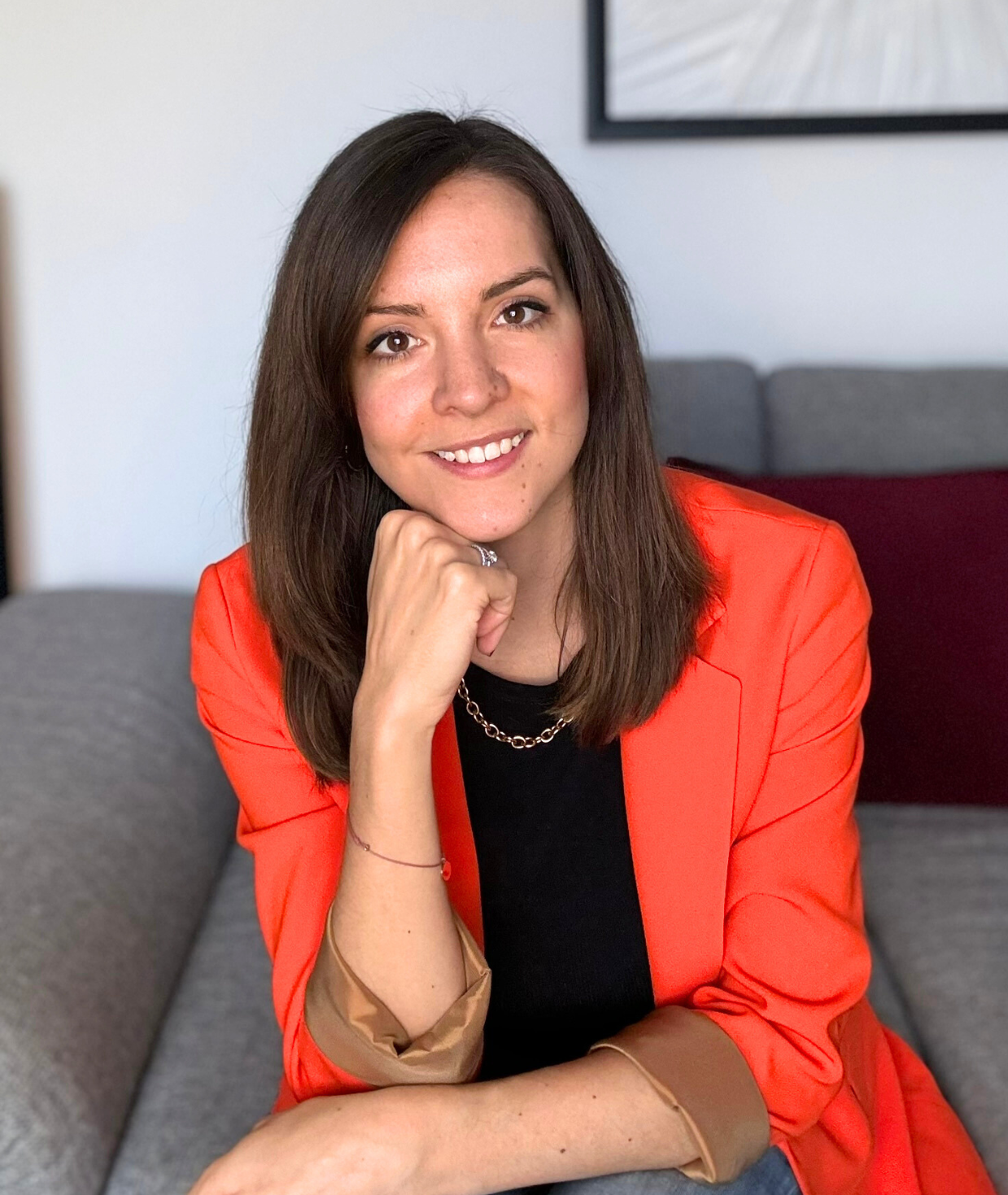 Hallo, ich bin Annika! Psychologin, zertifizierter Coach & Trainerin aus München Ich bin hier, um dich, dein Team und deine Organisation zu unterstützen und euch Werkzeuge an die Hand zu geben, um einen gesunden Umgang mit den stressigen Herausforderungen des Berufsalltages zu finden und eure mentale Gesundheit zu stärken. Wenn es um Stress geht weiß ich wovon ich rede, denn selbst mich als Psychologin hat es erwischt. Nach mehreren Jahren in der Beratung mit 60+ Stunden pro Woche war ich körperlich und geistig erschöpft. Schlafprobleme, Gereiztheit, Antriebslosigkeit, Überforderung, soziale Isolation, Konzentrationsprobleme… die Liste ist lang! Dass es so nicht mehr weiter gehen kann war offensichtlich – Es geht eben nicht immer „nur ein bisschen noch…“! Mit dem Exit aus der Beratung und dem Weg hin zu einem neuen, gesunden Lebensstil habe ich es geschafft aus dem Hamsterrad auszubrechen und meiner Gesundheit wieder die oberste Priorität zu geben. Heute bin ich entspannter, kreativer und leistungsfähiger, als ich es zuvor je war und strahle pure Freude, Motivation und Energie aus. Mit meinen Angeboten unterstütze ich nun auch andere Menschen dabei, ein entspannteres, langfristig gesundes und erfülltes Leben zu führen. Also, worauf wartest Du!