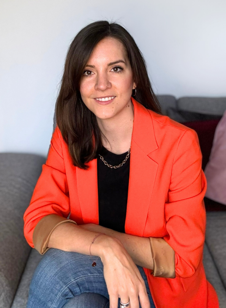 Hallo, ich bin Annika! Psychologin, zertifizierter Coach & Trainerin aus München Ich bin hier, um dich, dein Team und deine Organisation zu unterstützen und euch Werkzeuge an die Hand zu geben, um einen gesunden Umgang mit den stressigen Herausforderungen des Berufsalltages zu finden und eure mentale Gesundheit zu stärken. Wenn es um Stress geht weiß ich wovon ich rede, denn selbst mich als Psychologin hat es erwischt. Nach mehreren Jahren in der Beratung mit 60+ Stunden pro Woche war ich körperlich und geistig erschöpft. Schlafprobleme, Gereiztheit, Antriebslosigkeit, Überforderung, soziale Isolation, Konzentrationsprobleme… die Liste ist lang! Dass es so nicht mehr weiter gehen kann war offensichtlich – Es geht eben nicht immer „nur ein bisschen noch…“! Mit dem Exit aus der Beratung und dem Weg hin zu einem neuen, gesunden Lebensstil habe ich es geschafft aus dem Hamsterrad auszubrechen und meiner Gesundheit wieder die oberste Priorität zu geben. Heute bin ich entspannter, kreativer und leistungsfähiger, als ich es zuvor je war und strahle pure Freude, Motivation und Energie aus. Mit meinen Angeboten unterstütze ich nun auch andere Menschen dabei, ein entspannteres, langfristig gesundes und erfülltes Leben zu führen. Also, worauf wartest Du!